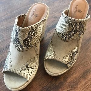Snake skin wedge